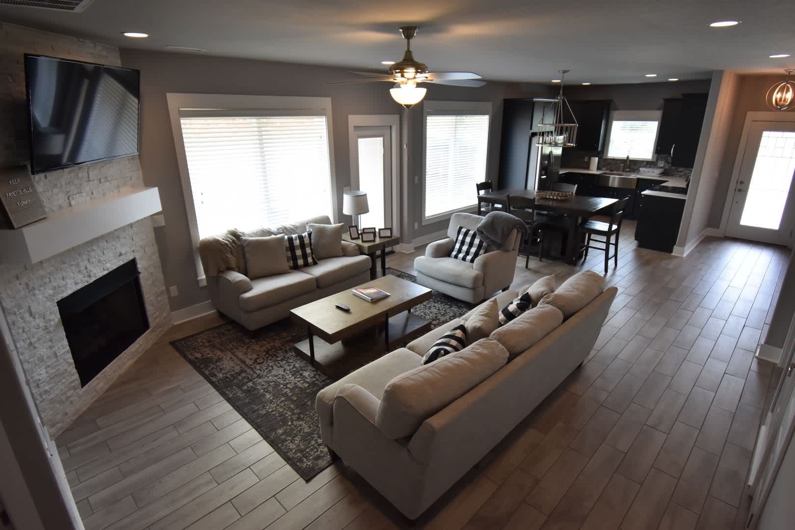 Luxurious 4 Bedroom 2.5 Bathroom in the Heart of Fayetteville, Arkansas!! – photo 5