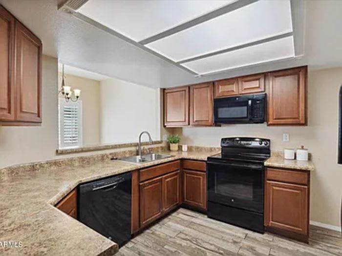8625 North 67th Lane – photo 4