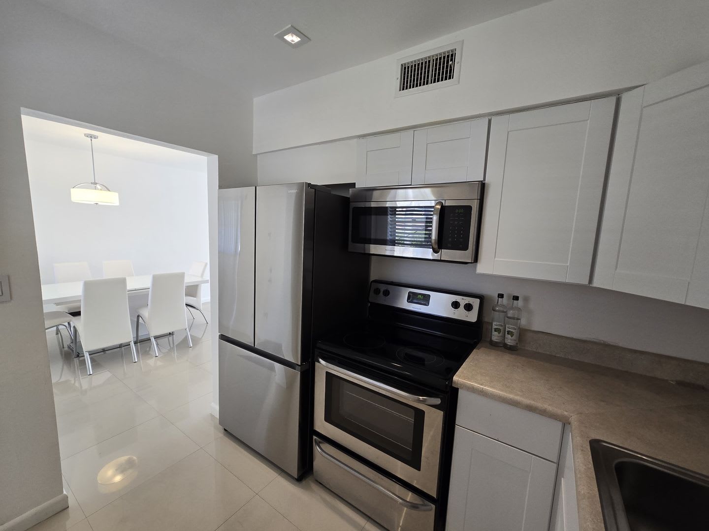 2-Bed, 2-Bath Miami Condo in HOA Community – Pool, Laundry On-Site – photo 5