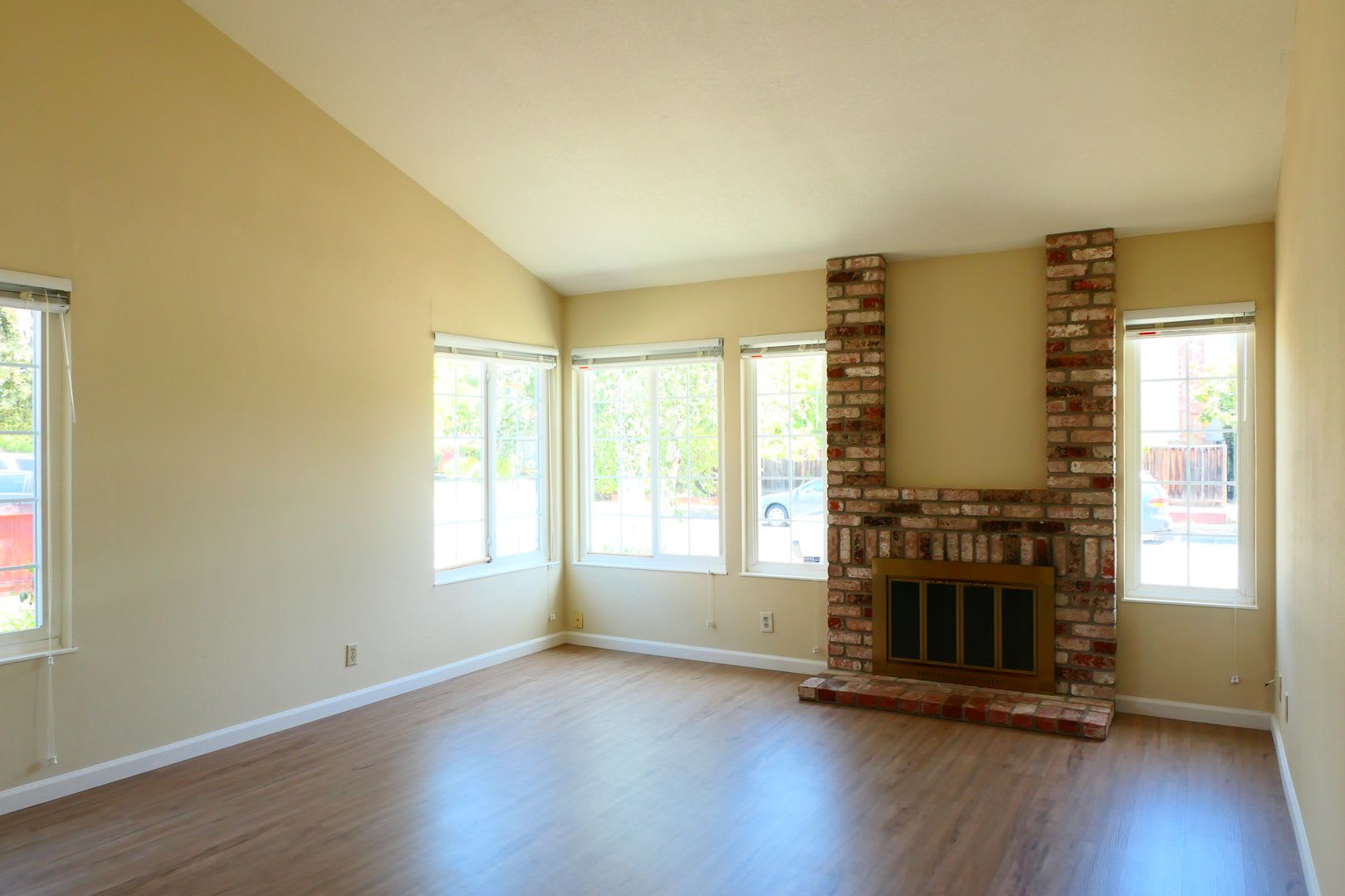 3bed/2 full bath + 1 office in the backyard. Single Family Home! – photo 2