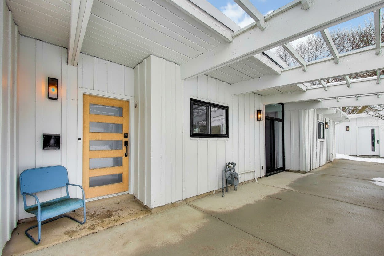 2649 Crawford Avenue – photo 2