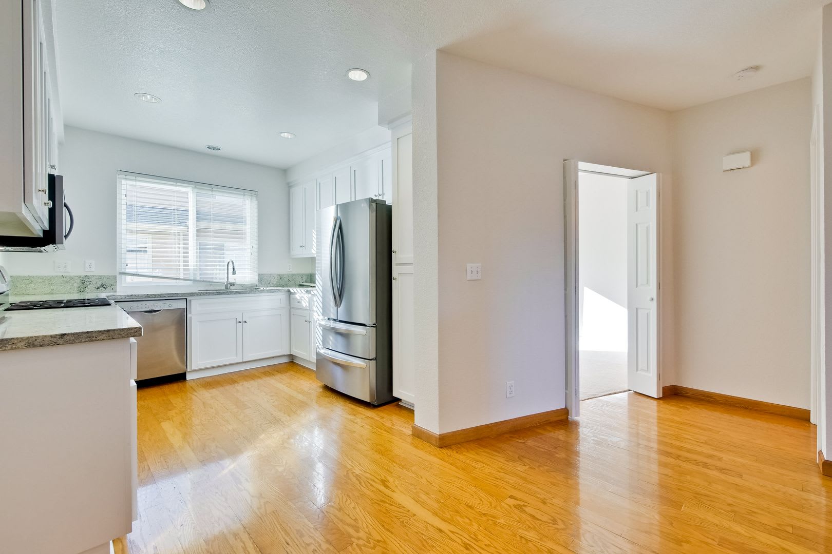Large 3 Bed 3 Bath Townhouse – photo 5