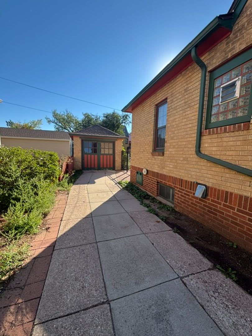 3 Bedroom 2 Bath Single Family Home in the Avenues! – photo 2