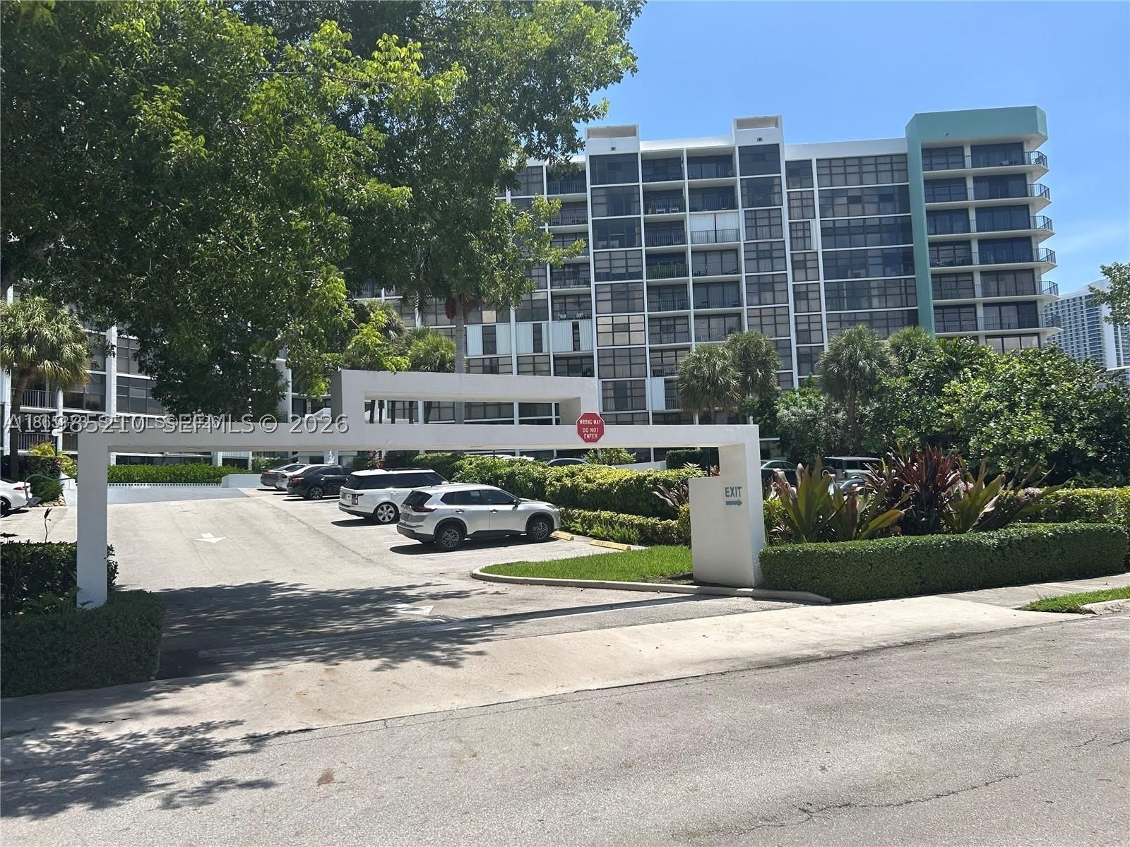 400 Leslie Dr – photo 3