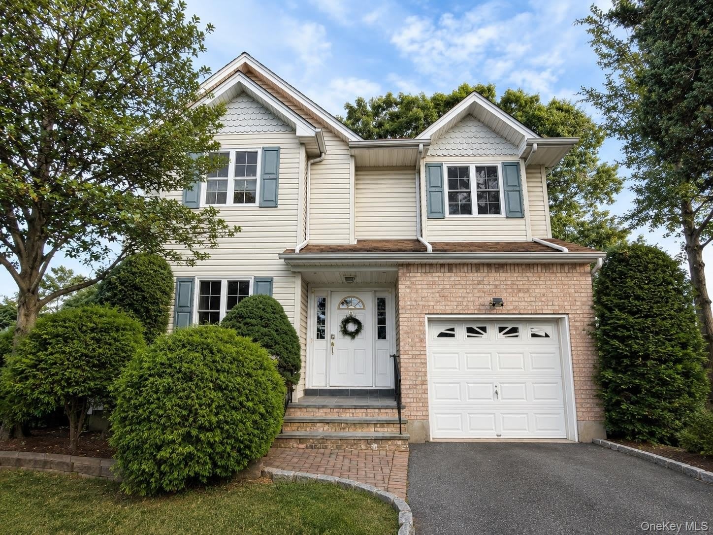 35 Willis Avenue – photo 1