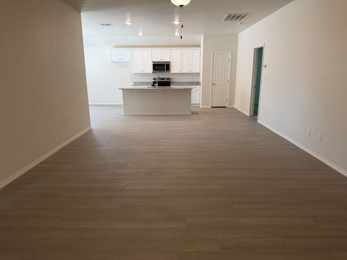 Brand New Build Beauty in Shenandoah Ridge – photo 2