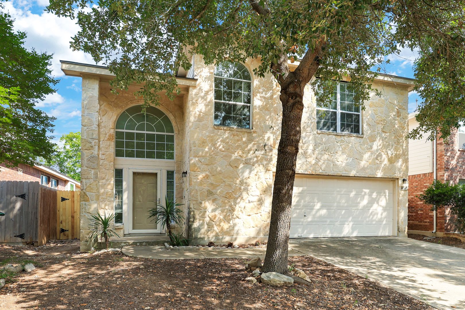 ***MOVE-IN SPECIAL: ONE WEEK FREE***Exquisite Stone-Front Home with Modern Comforts and Prime Location – photo 1