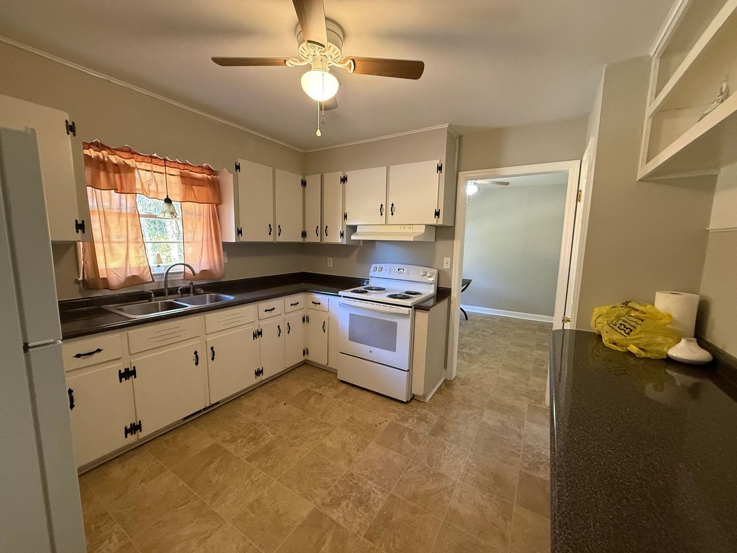 3 bedroom, 2 bath House – photo 2