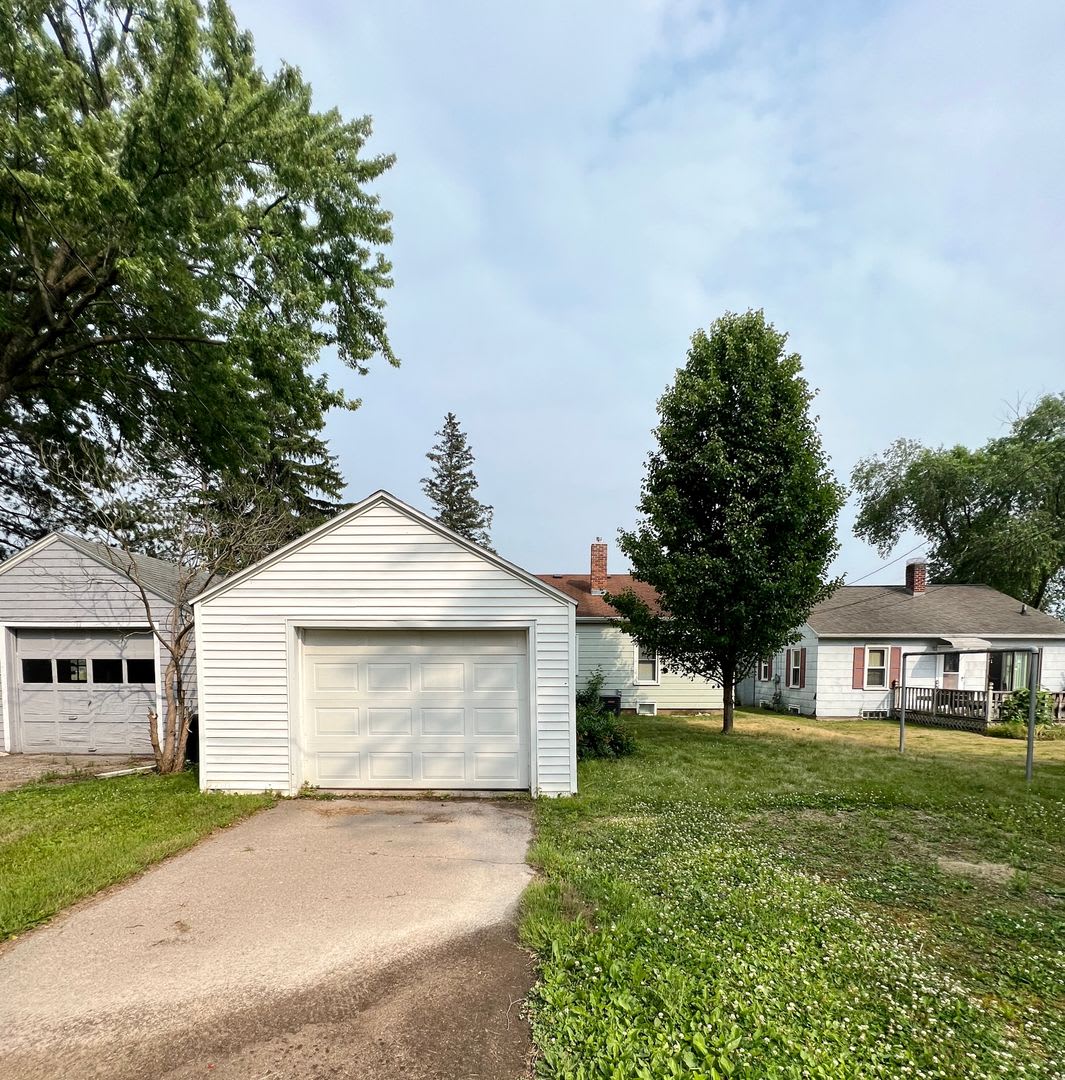 Spacious 2 Bedroom 1 Bath Single Family Home With Central Air- Available Now! – photo 2