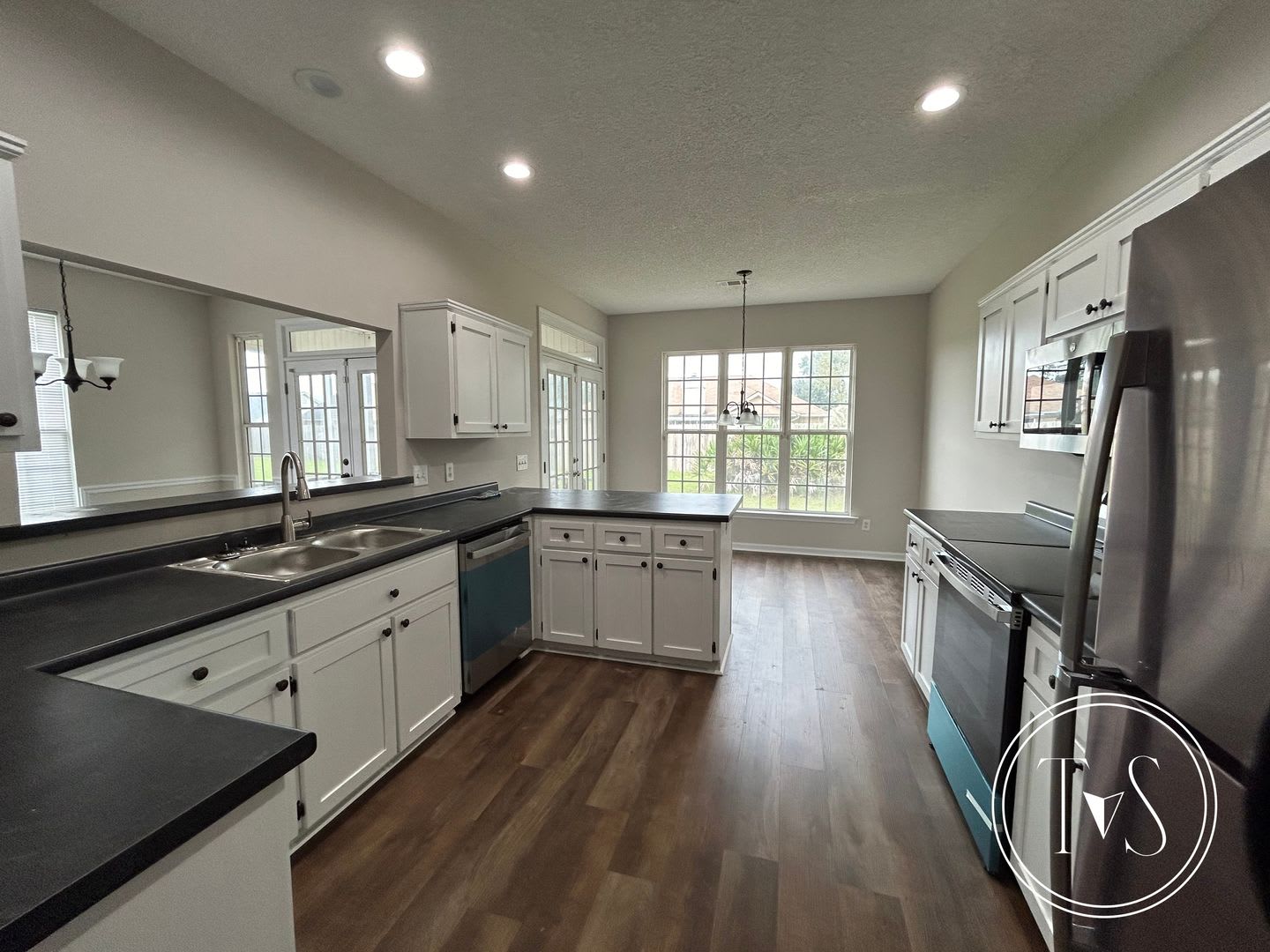 Spacious 3-Bedroom Home with Over 2,300 Sq. Ft. – photo 4