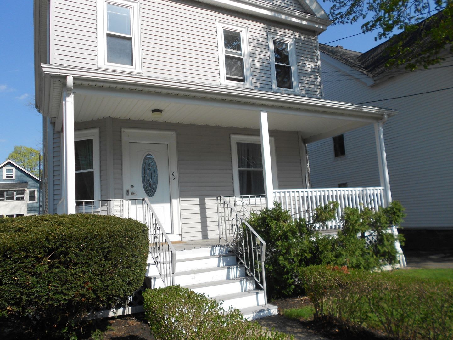 Huge 4 bedroom unit with A/C, in-unit laundry and parking in Oak Square! – photo 2