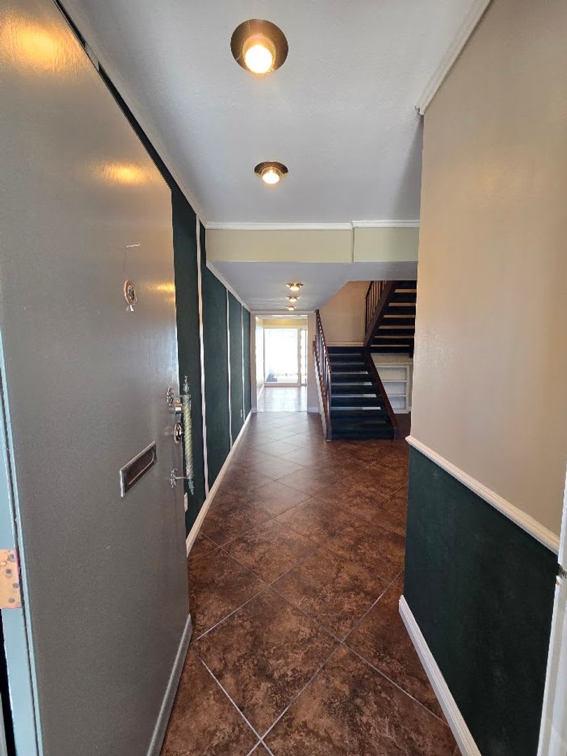 A Fabulous 3 Bedroom Townhome Centrally located. – photo 4