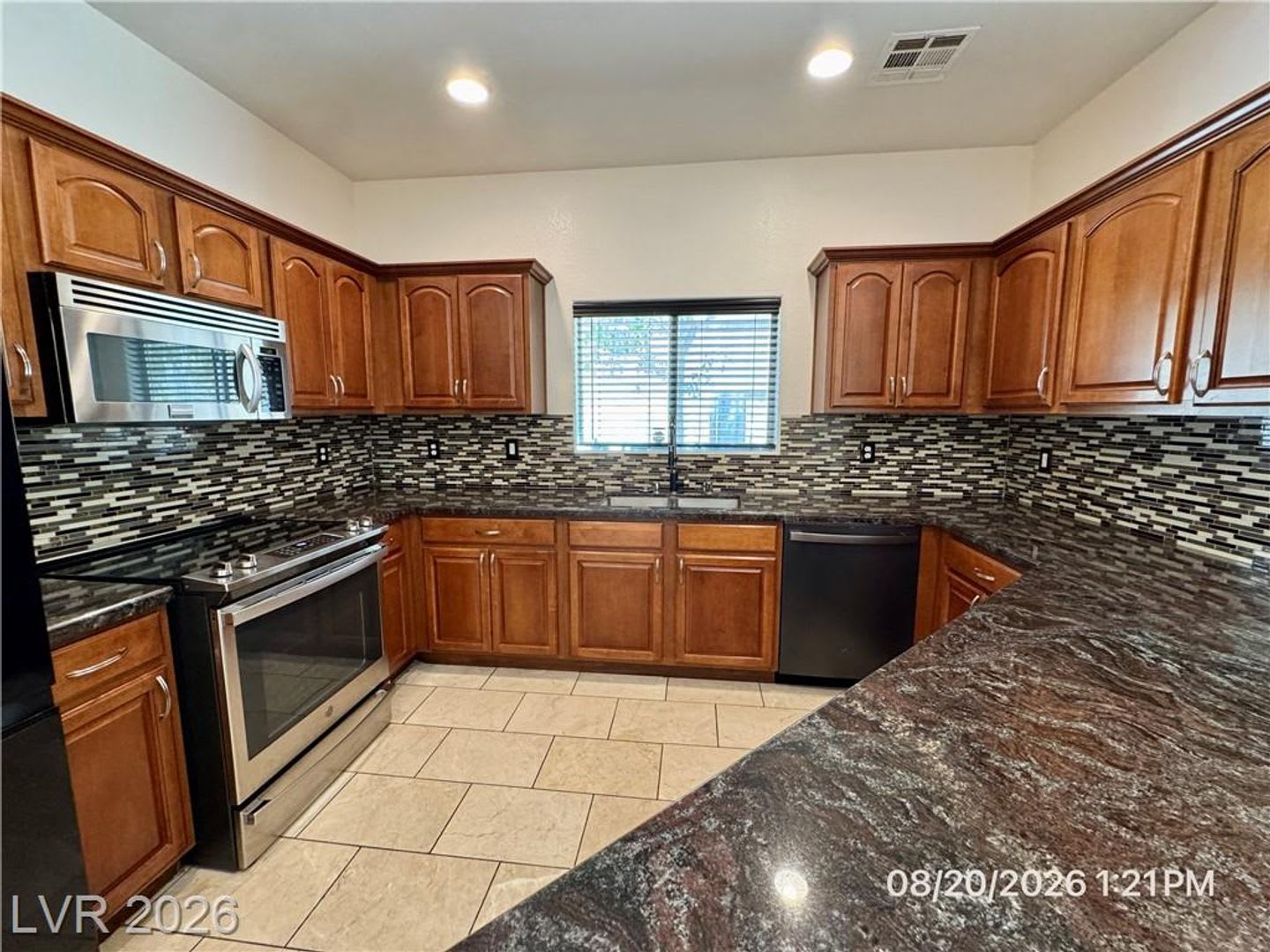 Spacious 3-Bedroom Townhome with Private Yard & Community Pool – photo 4