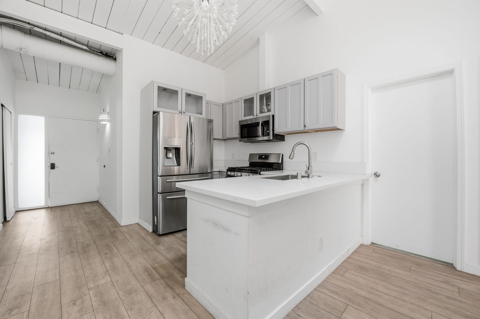 USD-adjacent 3 bedroom 1 bath apartment – photo 2