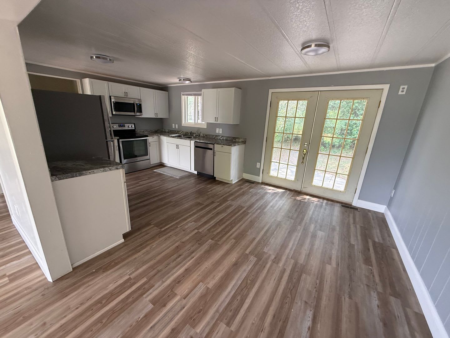 Three Bedroom, Two Bathroom Duplex Apartment – photo 2