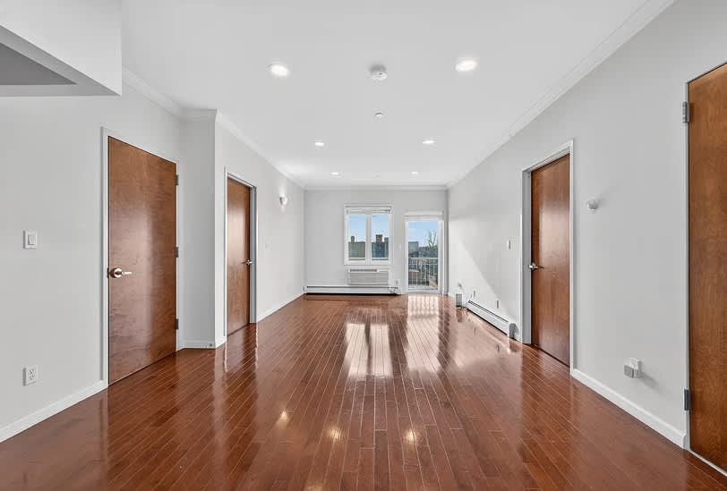 14906 Northern Blvd – photo 3