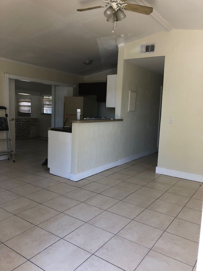 Large 4-2 with Fenced Backyard – photo 3