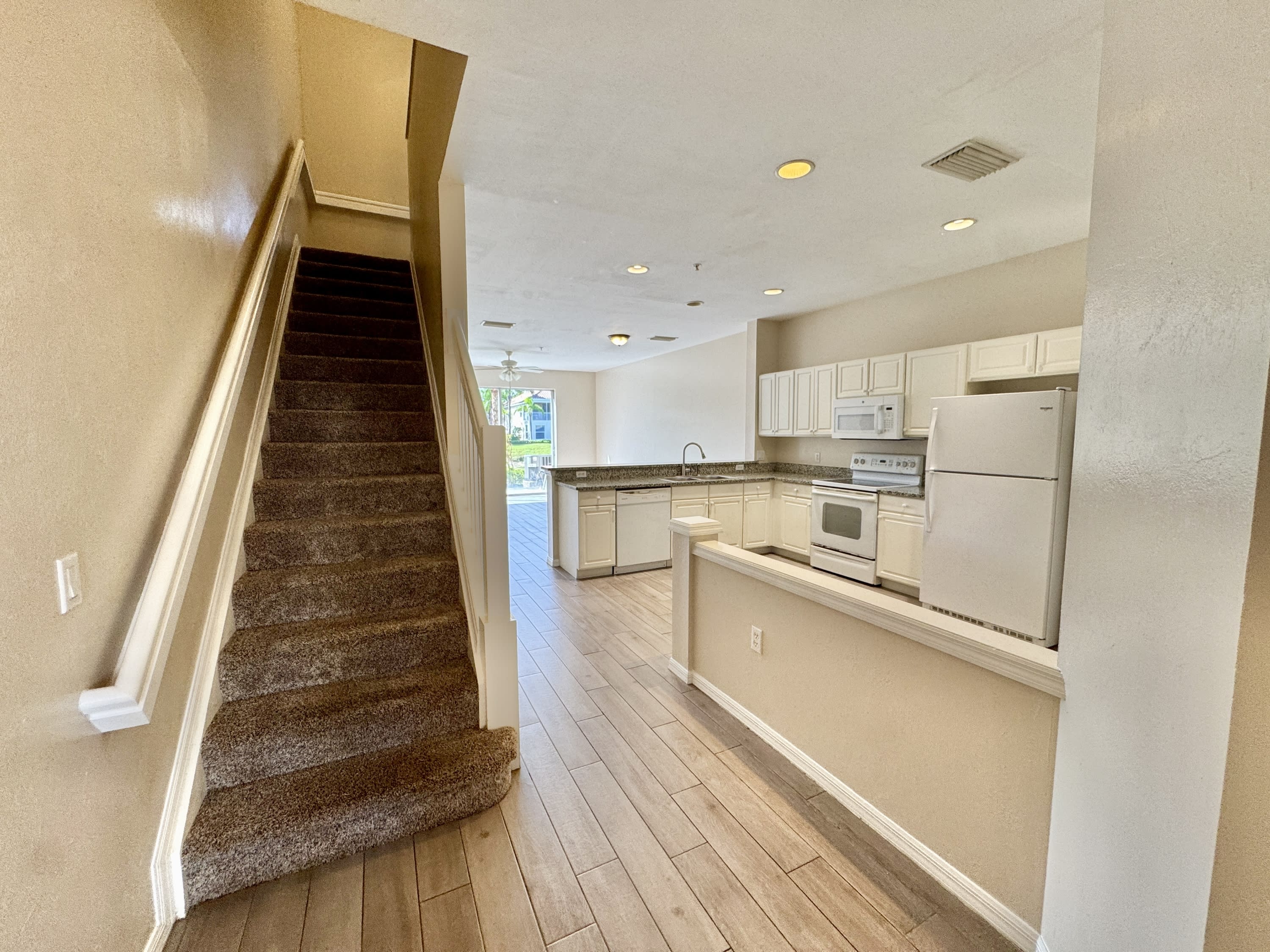912 Hampton Cir – photo 2