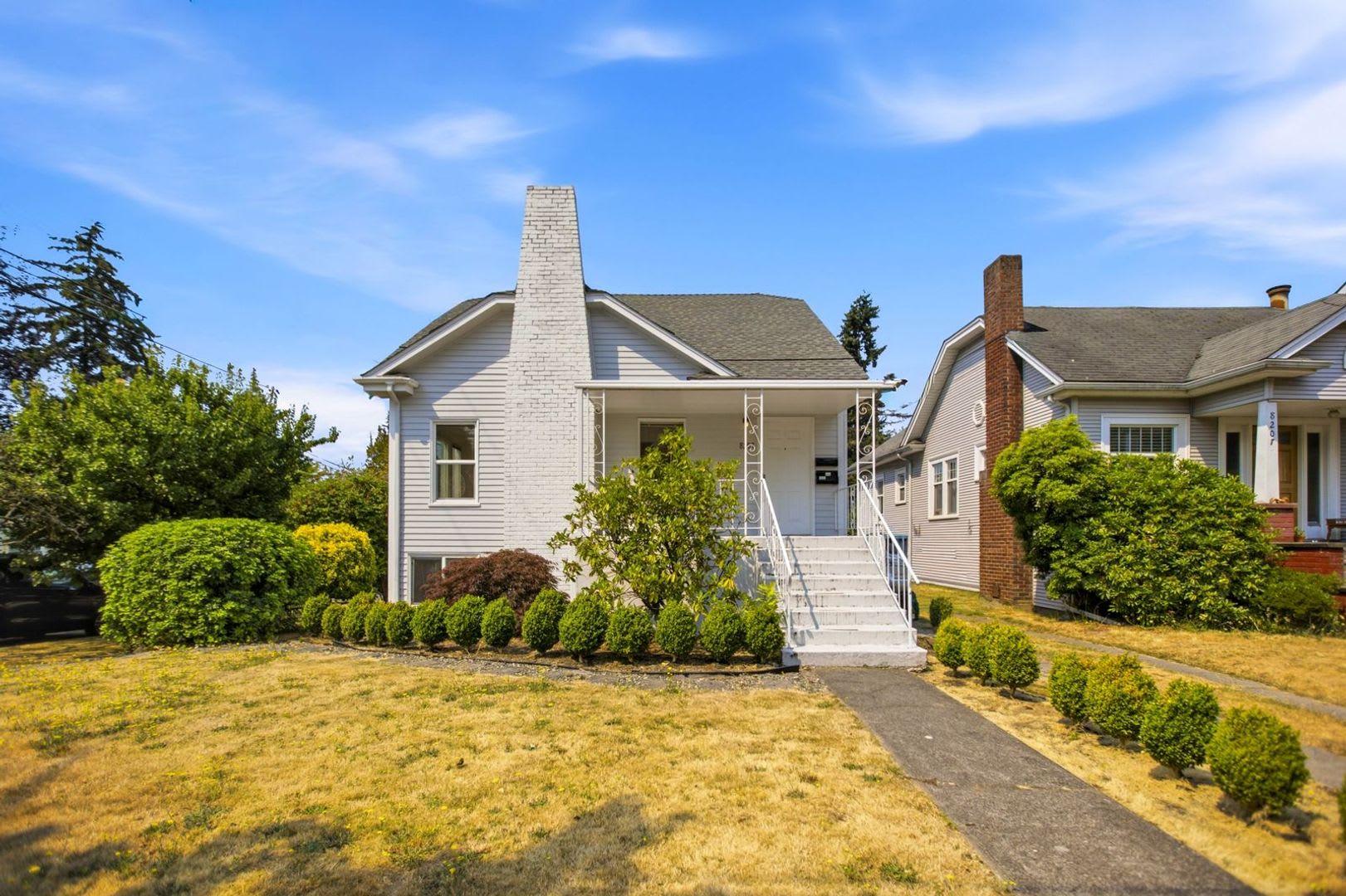 Steps From Green Lake 6 Bed 3 Bath Home With 2 Kitchens And 2 Laundry Rooms – photo 1