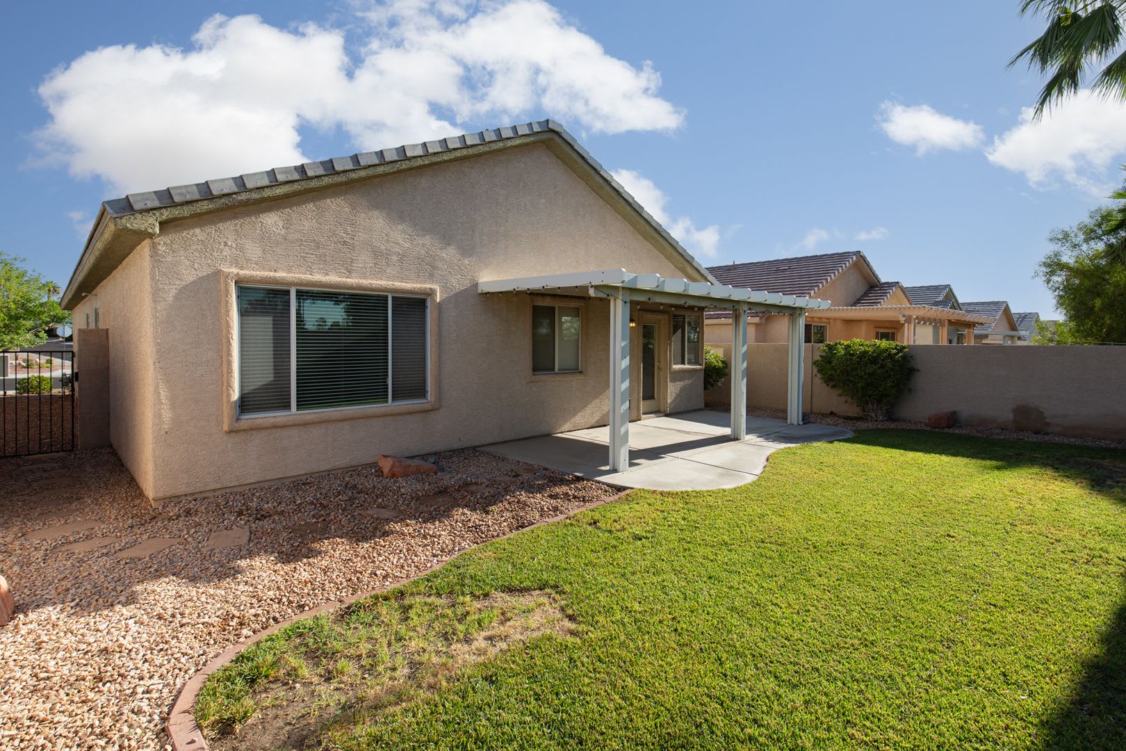 Wonderful Summerlin single story with grass backyard and island kitchen. – photo 3