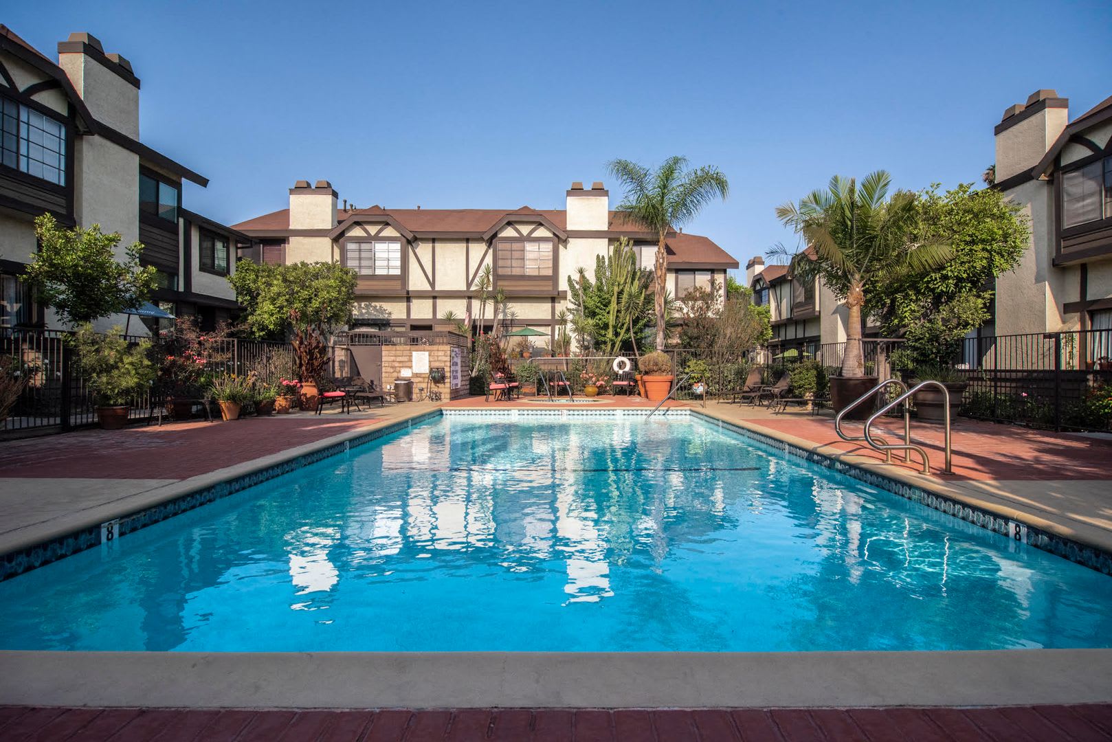 Light Filled 3-Story Townhome in Pool Community – photo 2