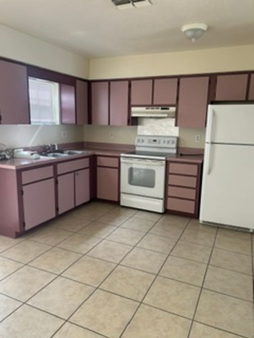 Large 2 bed 1 1/2 bath Town house. Inside laundry, assigned parking – photo 5