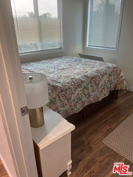 15524 Sylvan St – photo 5