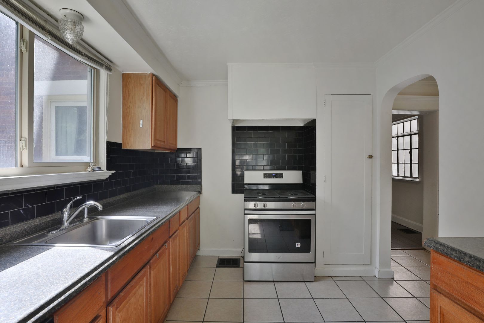 5Br 1 5Ba Free Off Street Parking Huge Front Porch Central Ac Big Backyard Recently Remodeled Free Washer Dryer 1 Min Walk To High St – photo 5