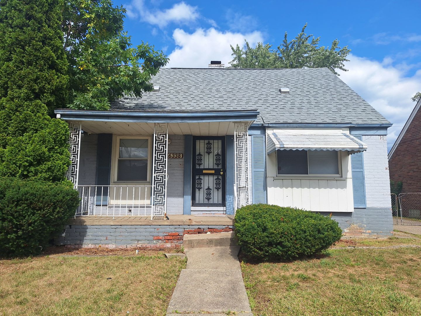Brick Bungalow With 3 Bed And 2 Baths – photo 1