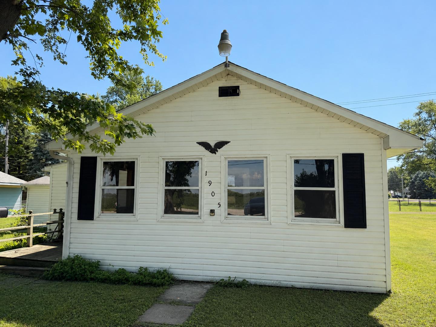 Spacious Family Home Near Schools and Parks in Rock Falls – photo 1