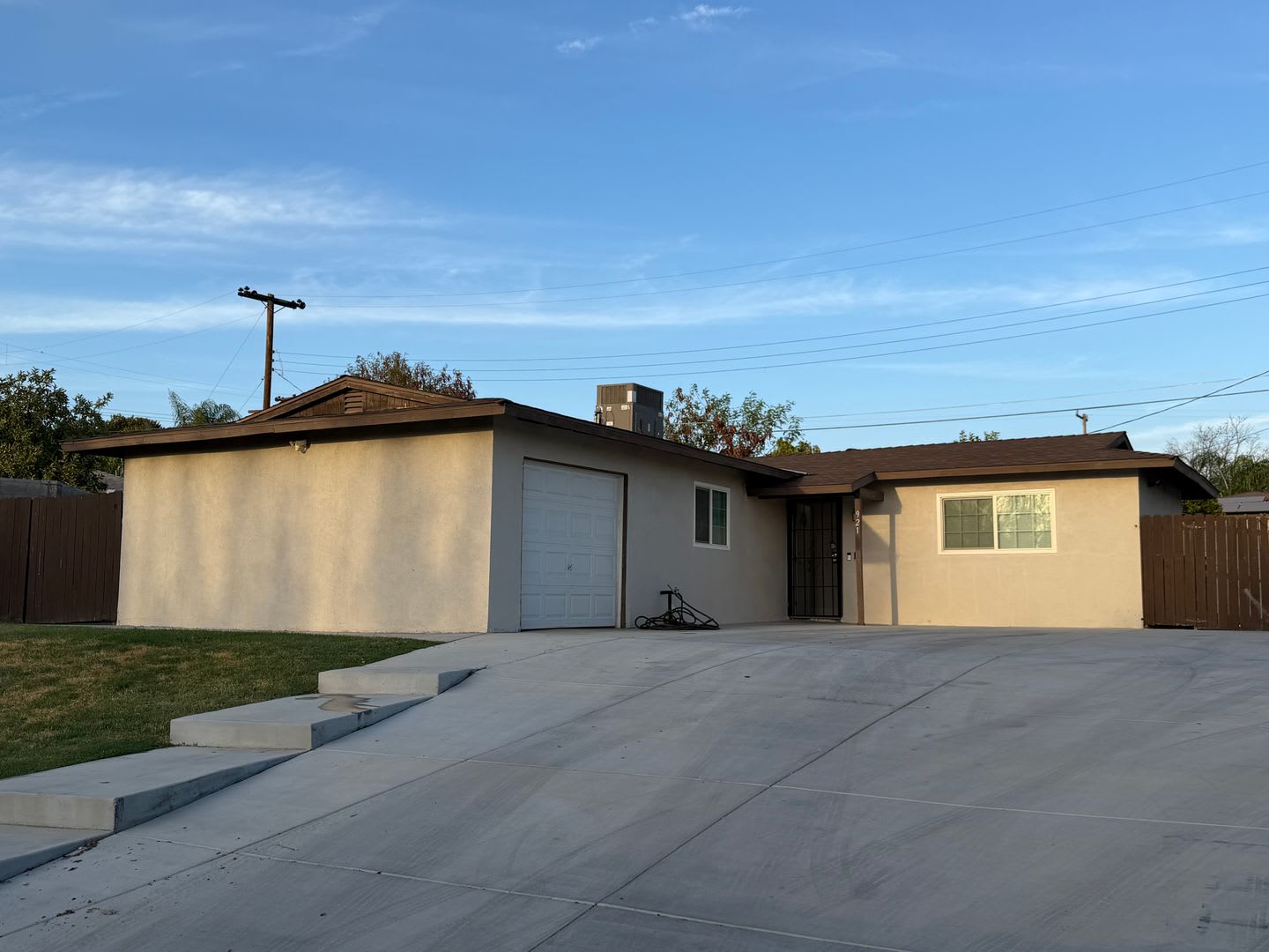 WOW Newley Remodeled 3 BD 1 BA Home in East Bakersfield Near Oswell St & Niles St – photo 1