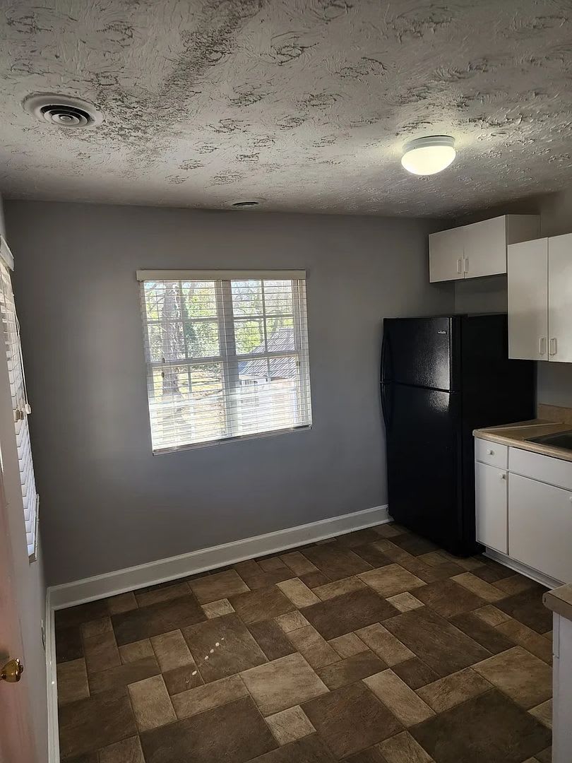 Room in 2 Bedroom Home at 8th St – photo 3