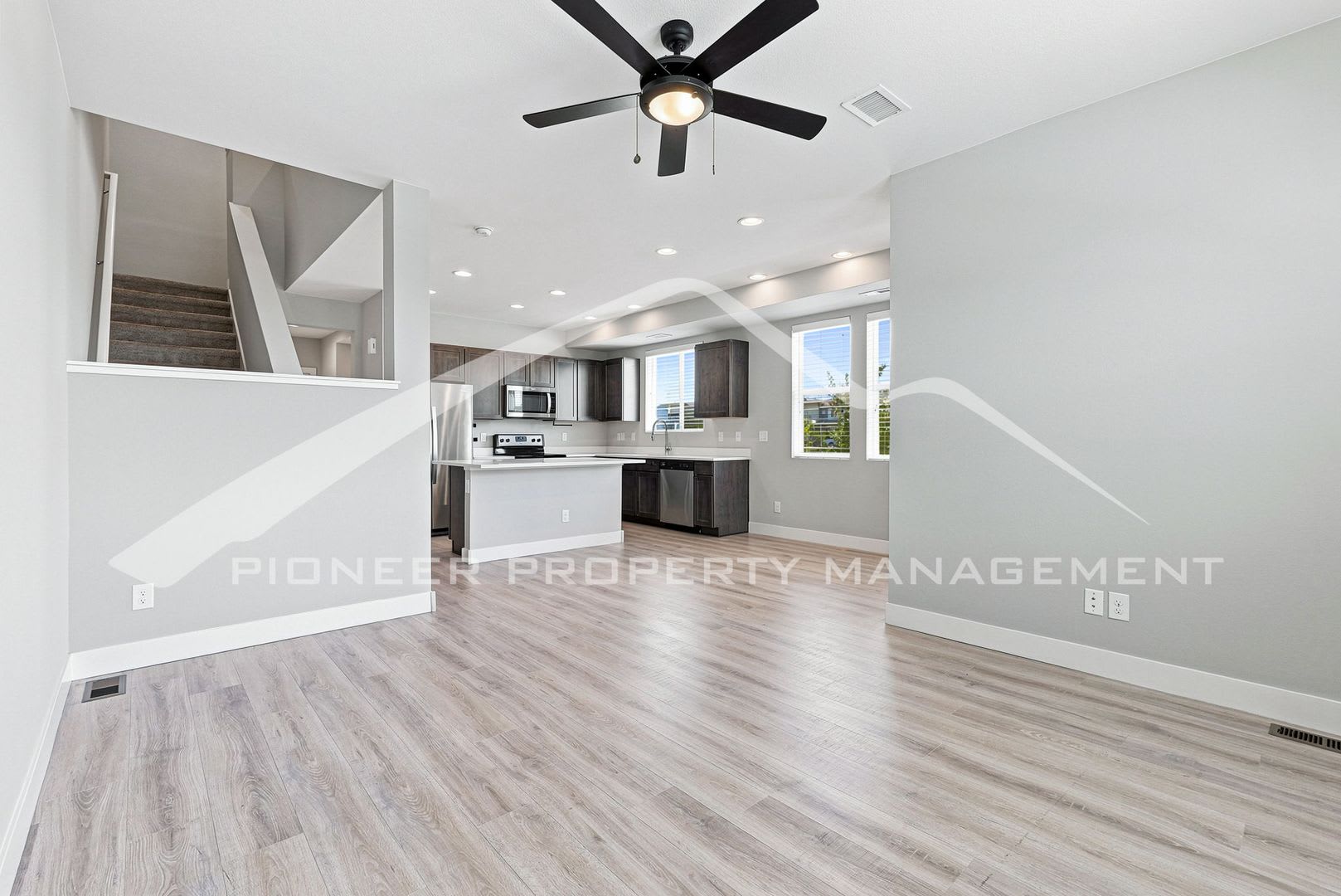 Spacious Townhouse with Central AC and 2-Car Garage – photo 4