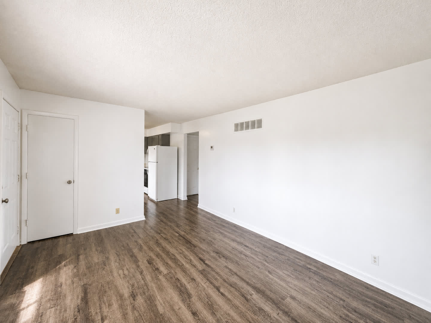 Spacious 2 Bedroom Duplex With Oversized Garage – photo 3