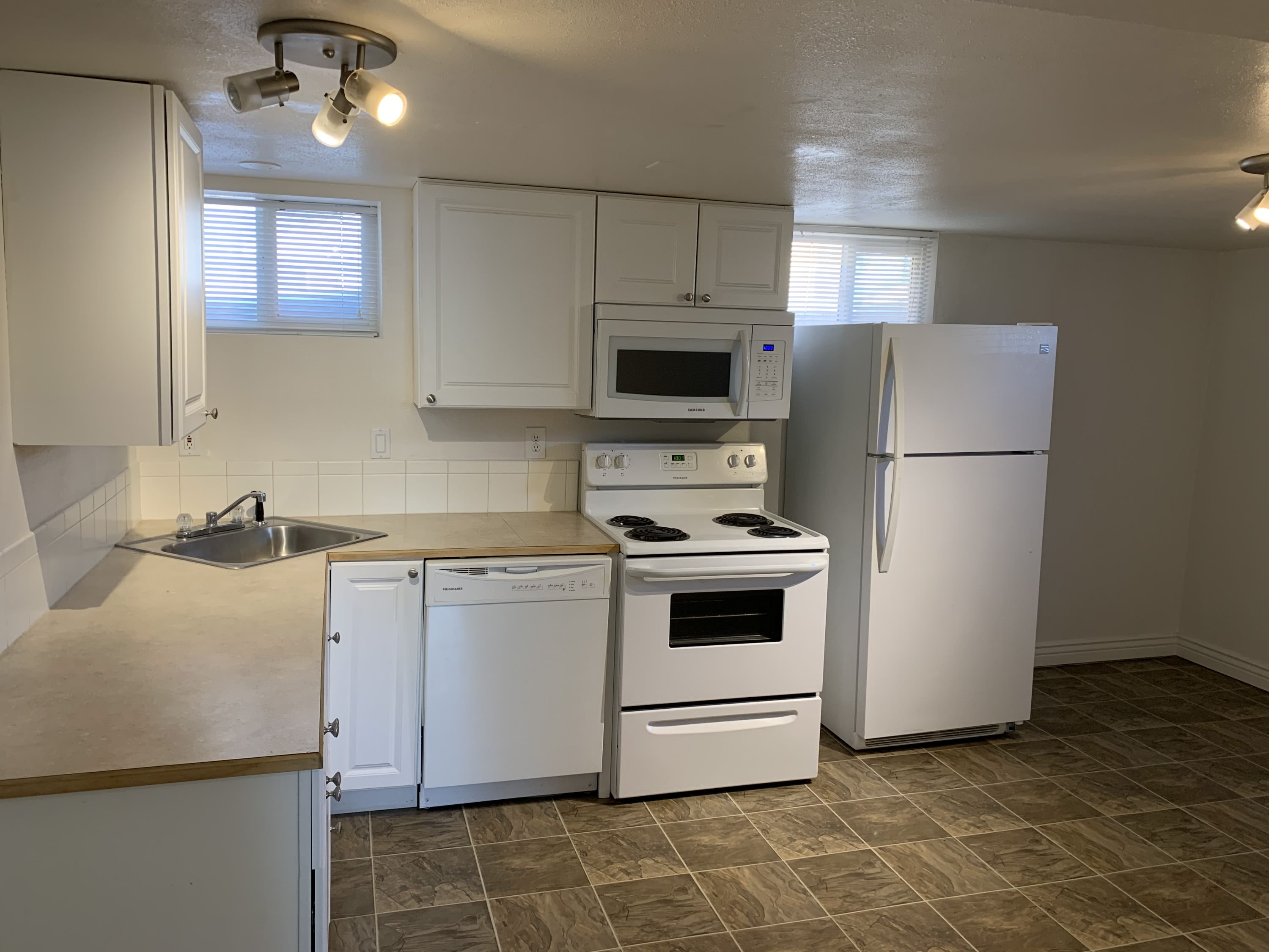 685 East 9th North Street – photo 2