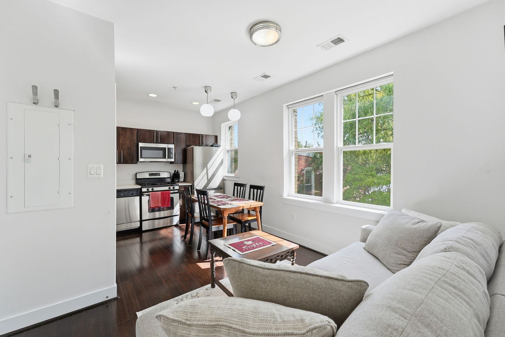 Sun-Filled Furnished 1BR in the Heart of Capitol Hill! – photo 3