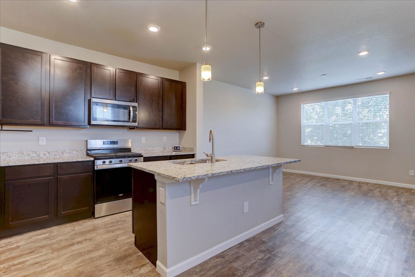 Like New 3Bed 3Bath 2Car End Unit Townhome – photo 4