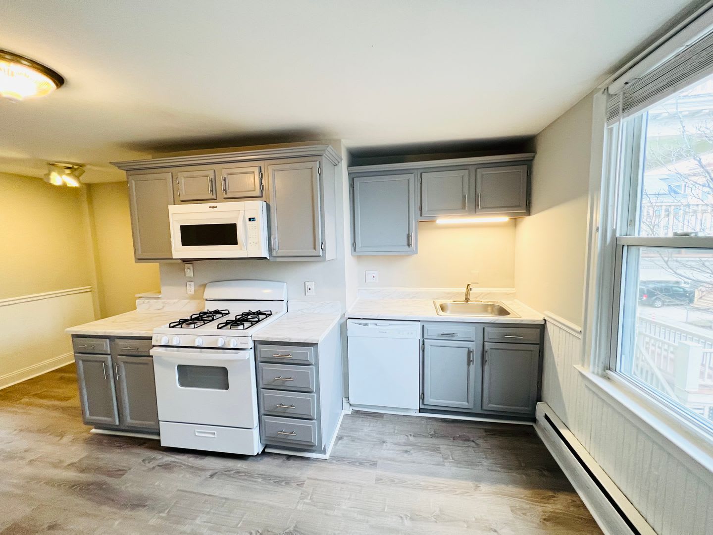 NEWLY RENOVATED 4-BED PENTHOUSE UNIT WITH EASY ACCESS TO HIGHWAY AND PUBLIC TRANSPORTATION! – photo 5