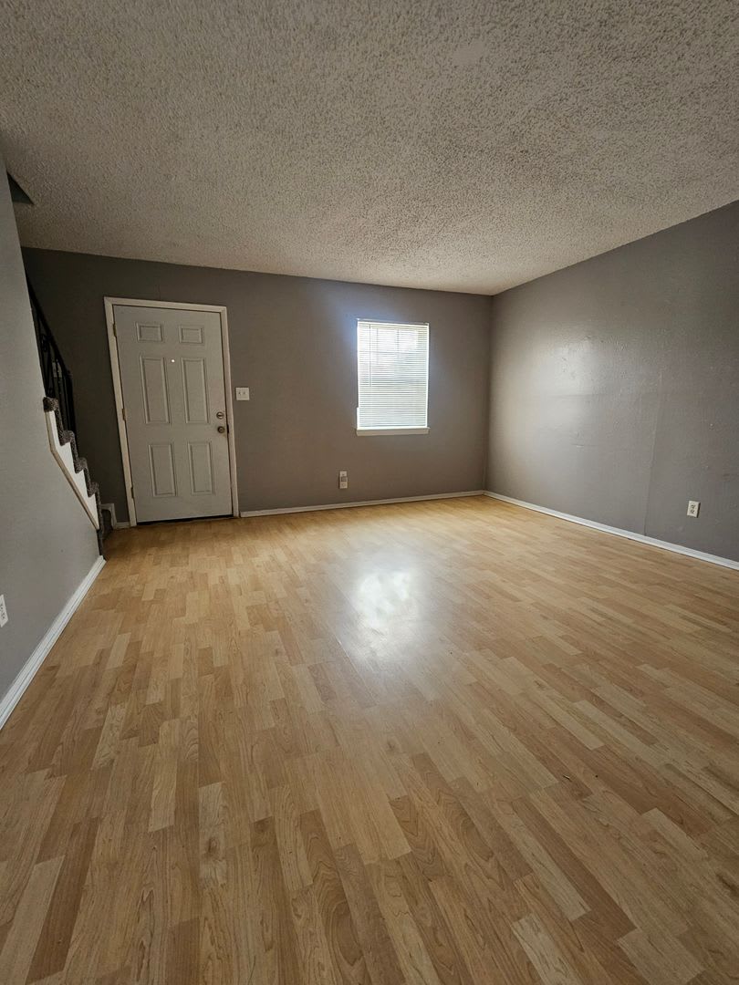 (2) Bed/(1.5) Bath Townhome Avail NOW! Pets Negotiable! – photo 2