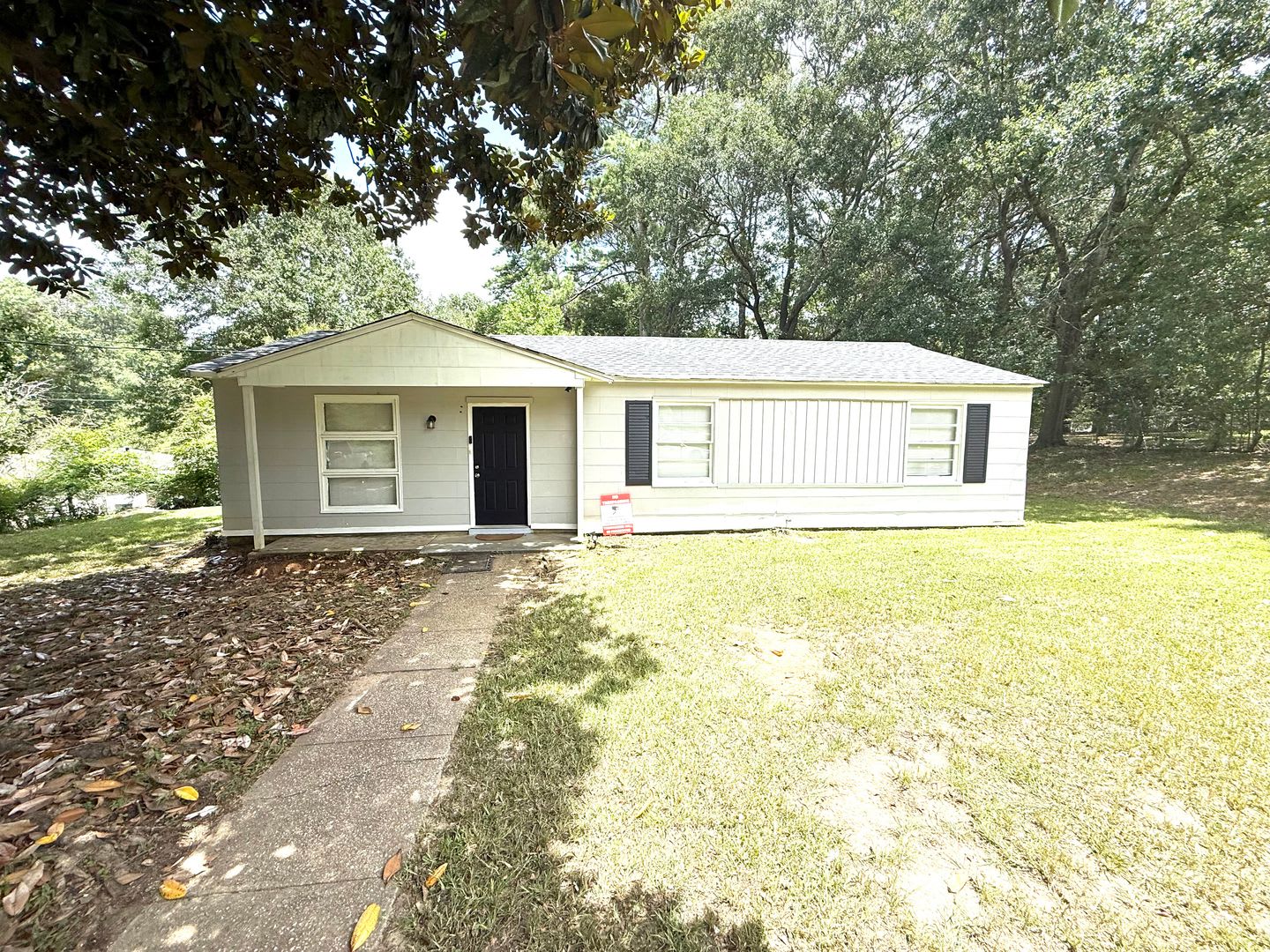 3 Bed 1 Bath Located In Forrest Hills To Schedule A Viewing Off The First Full Month S Rent With A 13 Month Lease – photo 1