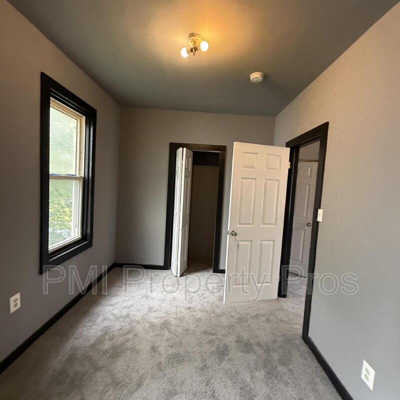 3127 West Garfield Avenue – photo 4