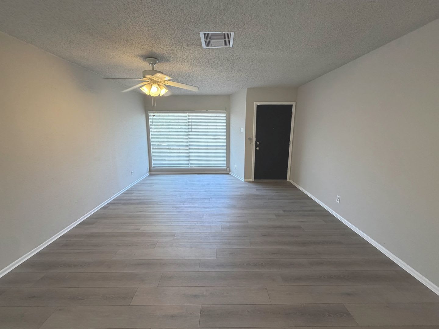 Available Now Well Maintained Single Story Home Featuring 3 Bedrooms 2 Full Bathrooms And 1 038 Square Feet In North East Isd – photo 3