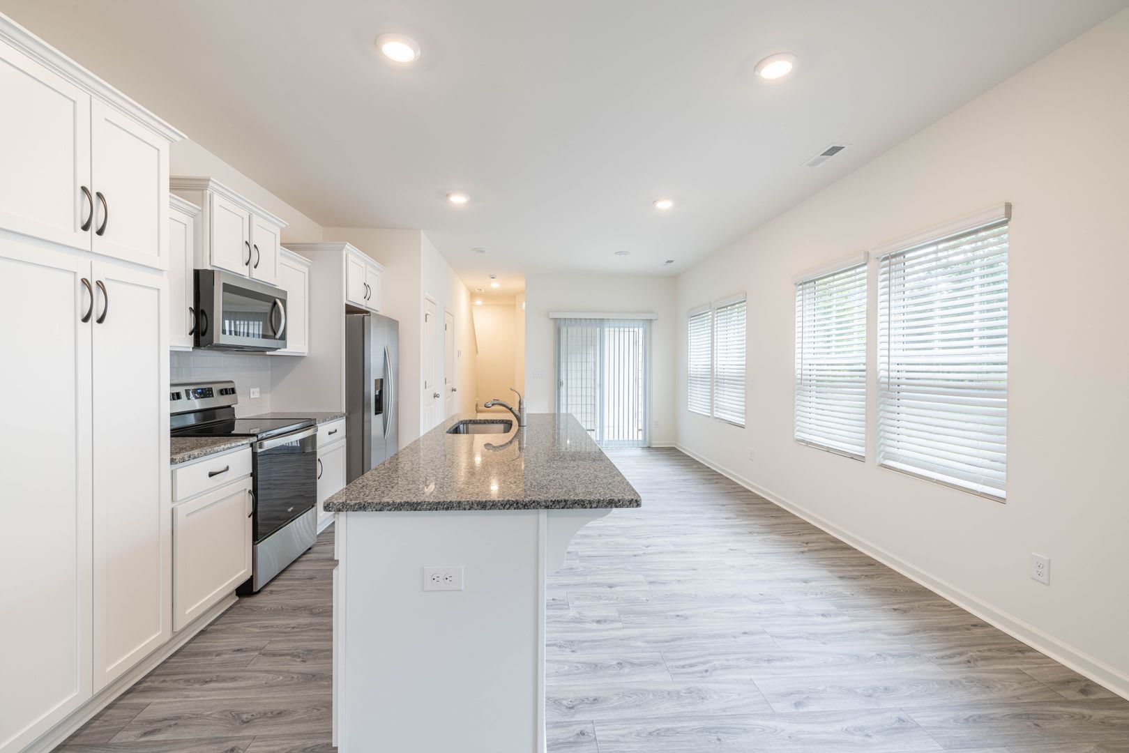 3 Bedroom Townhome Main Street Pineville – photo 5