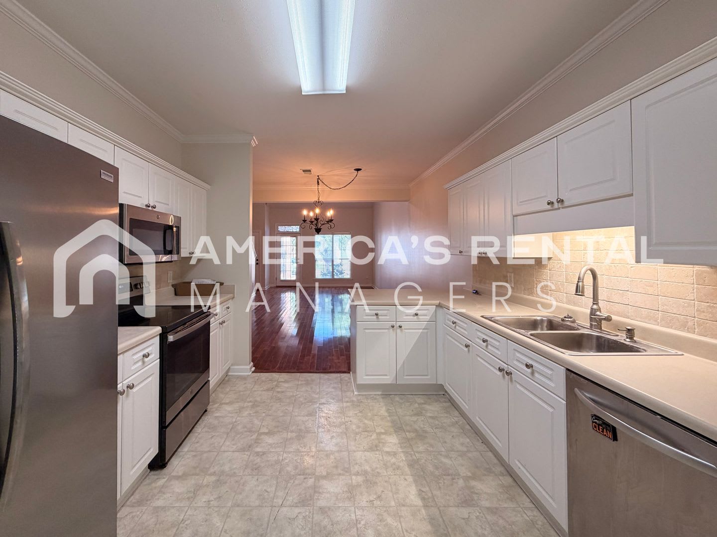 Spacious 3-Bedroom Townhome in Savannah Park! – photo 3