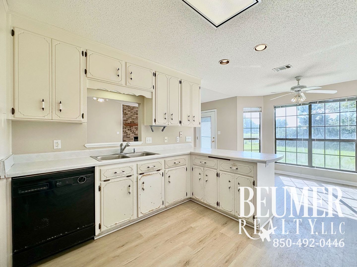 Expansive Home 4BR/3BA Home For Rent – photo 2