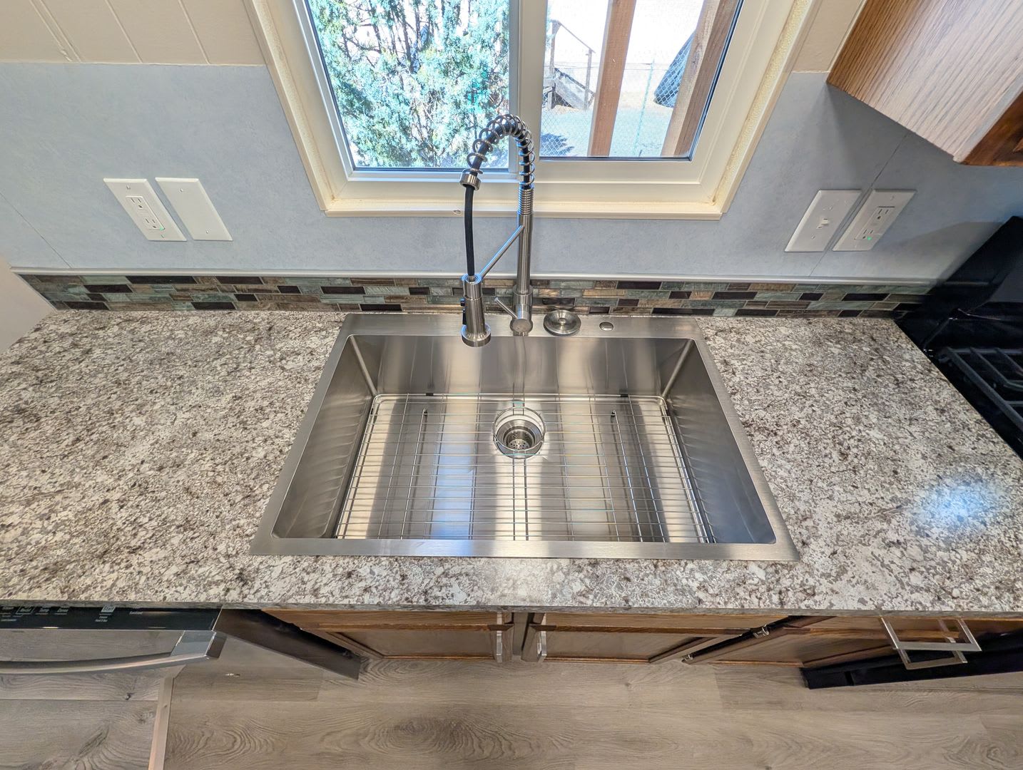 Available Now, beautifully remodeled home 3 bed 2 bath located in Sun Valley – photo 3