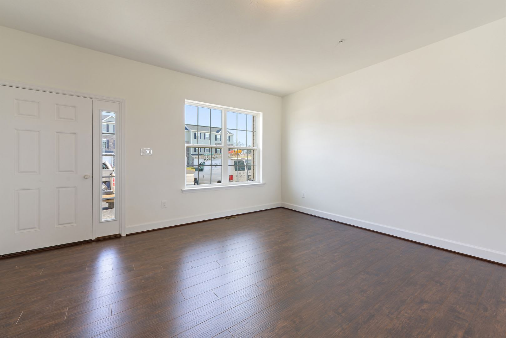 End Unit Townhome with Bonus Room! – photo 3