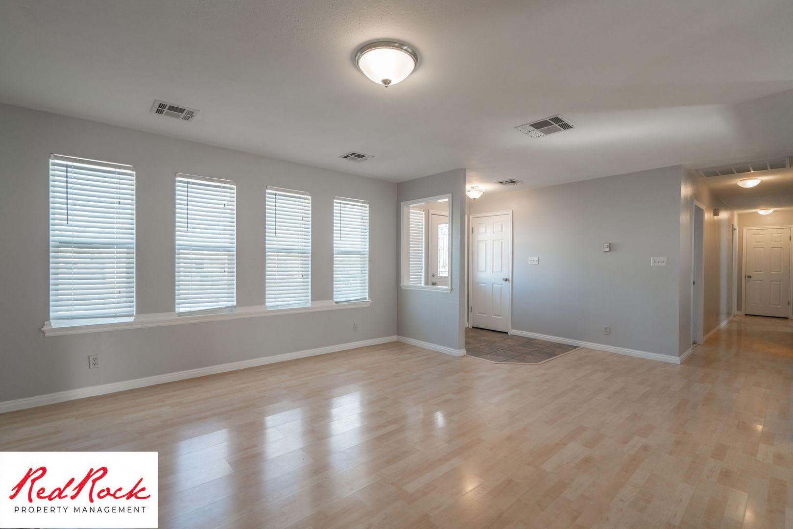 Bright & Spacious 3 Bedroom Home in Washington – photo 4