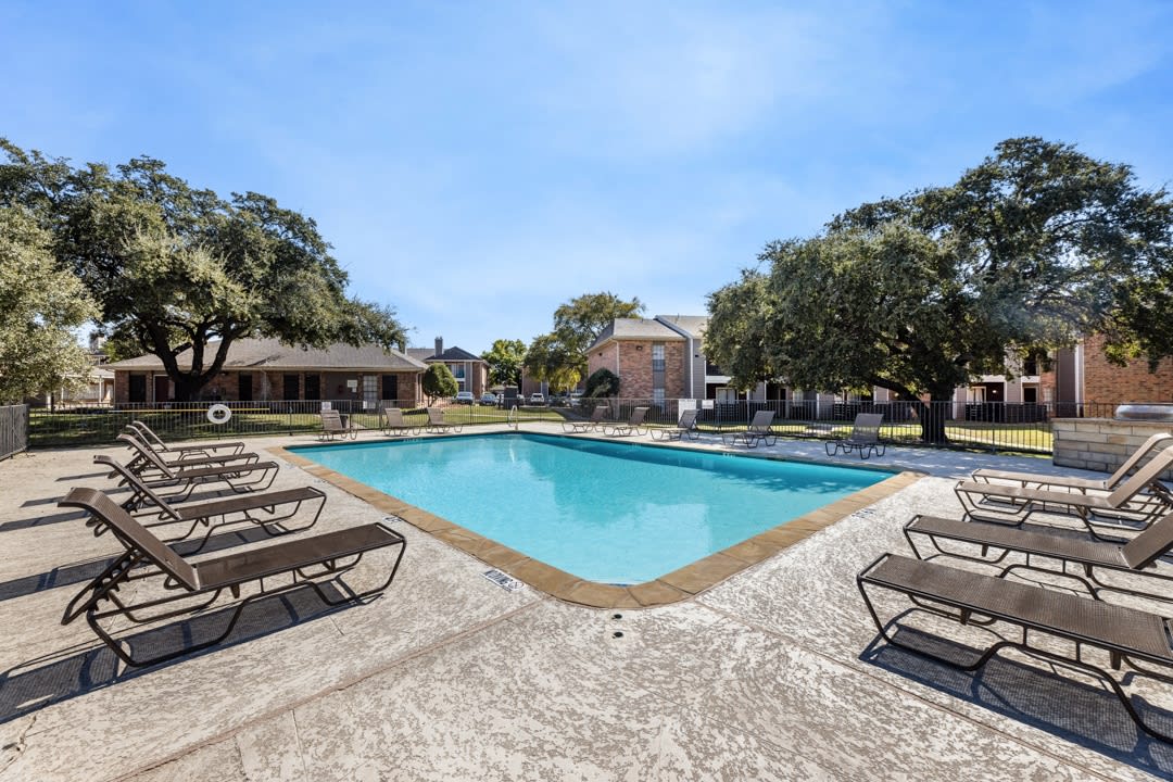 Regal Crossing Apartments – photo 2