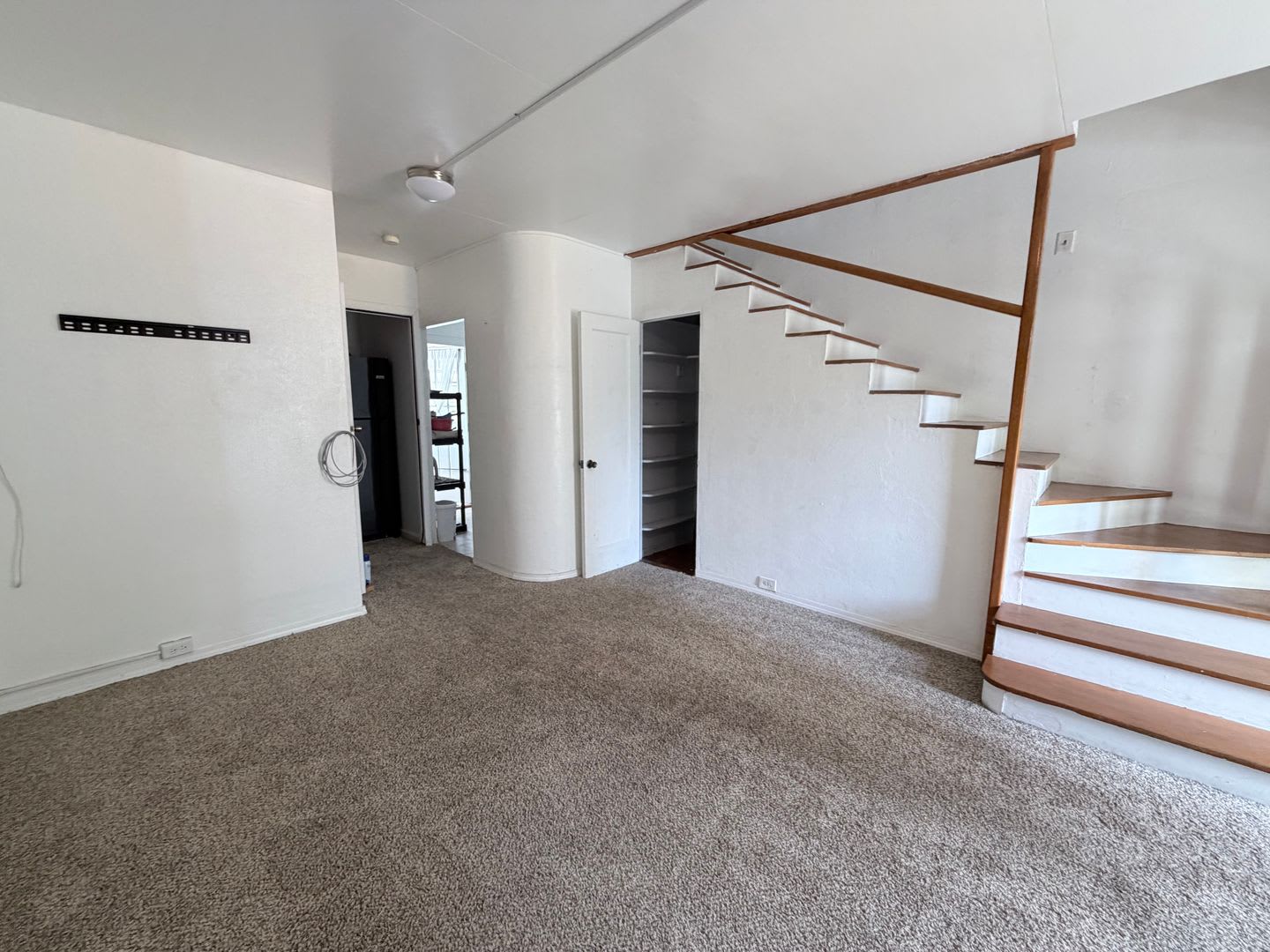 Spacious Two-Level 2BR/1BA Near Ritz-Carlton & Waikiki Beach – photo 1